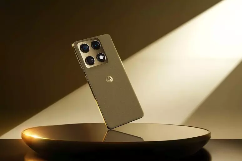 Motorola Signature smartphone premium sottile con fotocamera quadrupla e display curvo