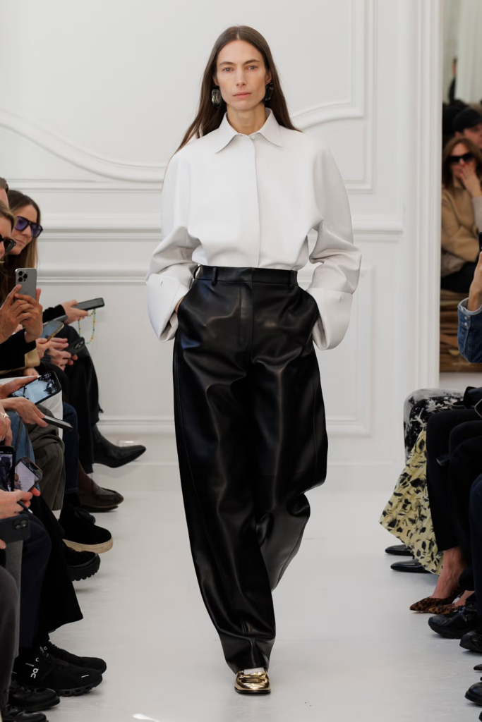 Donna che indossa una camicia bianca classica e intramontabile, elegante e versatile per look casual e formali.