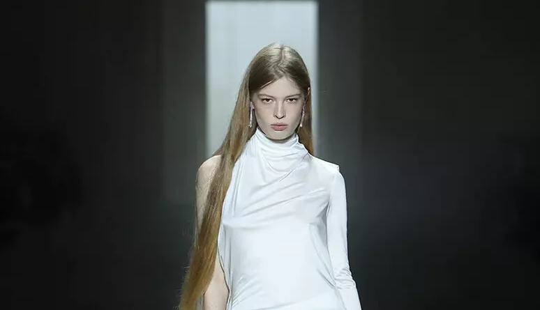 Vivian Jenna Wilson, figlia di Elon Musk, sfila sulla passerella di Gucci alla Milano Fashion Week 2026 in un elegante abito bianco