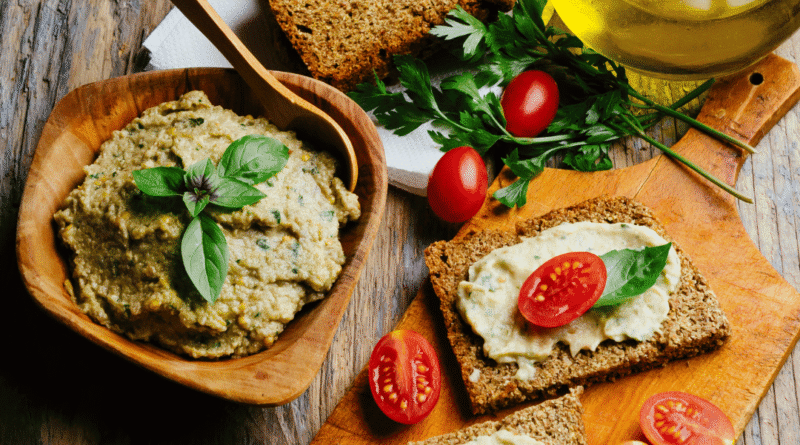 Immagine che rappresenta i principali alimenti della dieta mediterranea: olio extravergine di oliva, pesce azzurro, cereali integrali, legumi, frutta, verdura fresca e frutta secca. Questo modello alimentare, ricco di fibre, grassi sani e antiossidanti, è associato a una migliore salute cardiovascolare, alla prevenzione delle malattie croniche e a una maggiore longevità, soprattutto dopo i 55 anni.