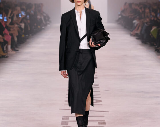 Modella sfila in passerella per Fendi alla Milano Fashion Week con cappotto in cashmere e silhouette contemporanea firmata Maria Grazia Chiuri