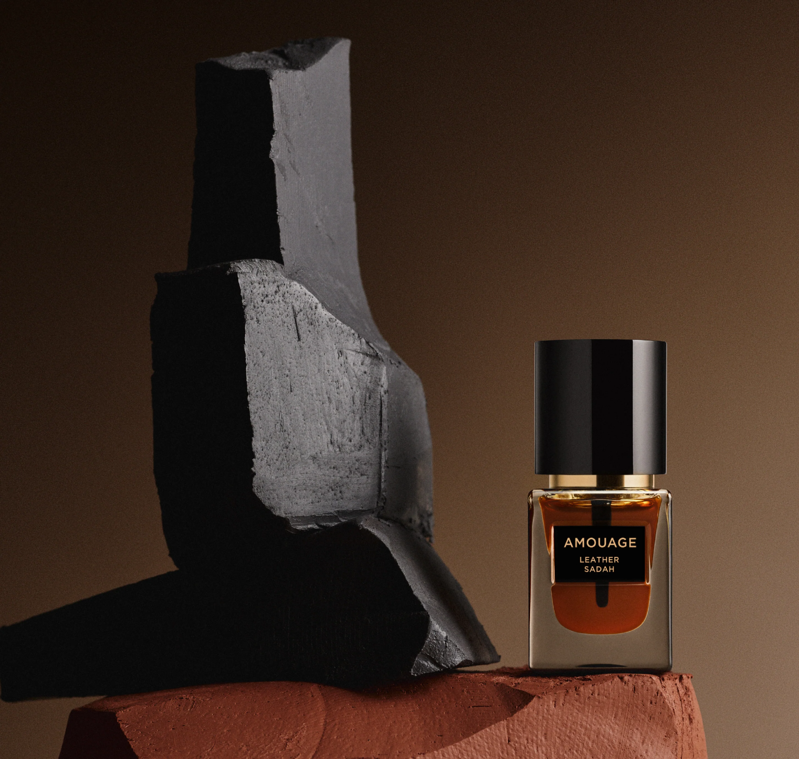 Flacone di profumo Amouage Leather Sadah, fragranza di lusso unisex con note di cuoio, legni e spezie orientali