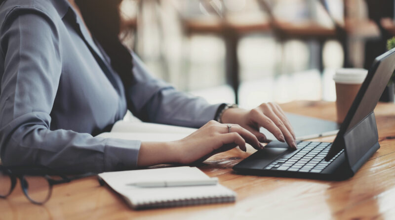 Donna over 50 lavora al laptop da casa pianificando una nuova carriera e un cambiamento professionale dopo i 50 anni
