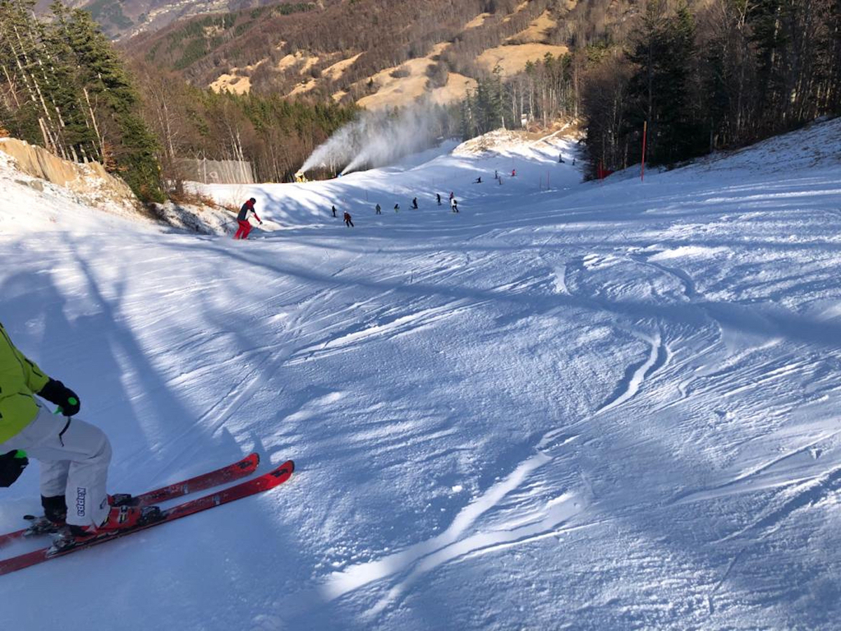 Famiglia che scia sulle piste innevate di Abetone, Toscana