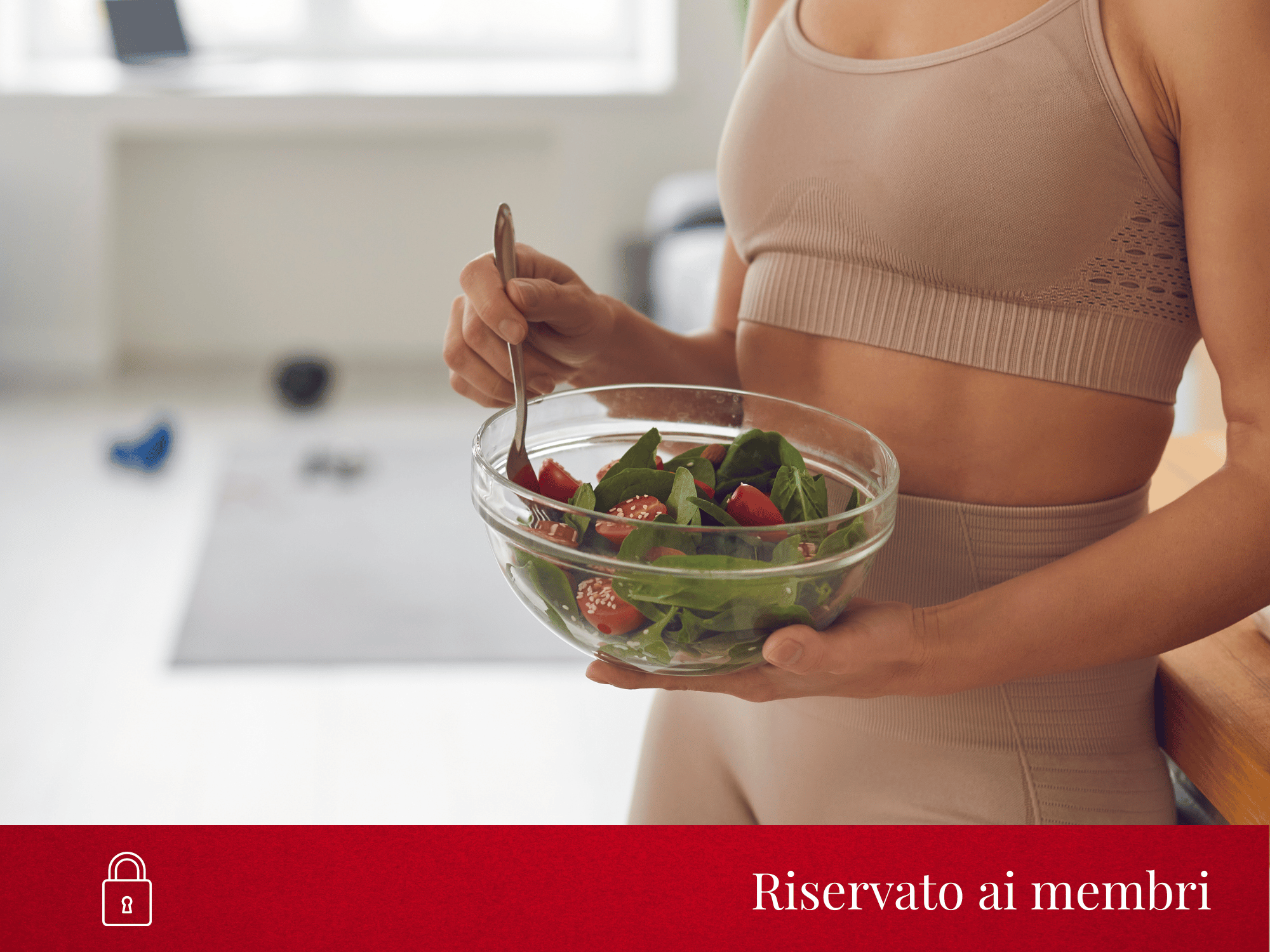 Donna adulta in forma, vestita con tuta sportiva, che mangia un’insalata salutare, promuovendo uno stile di vita sano e attivo