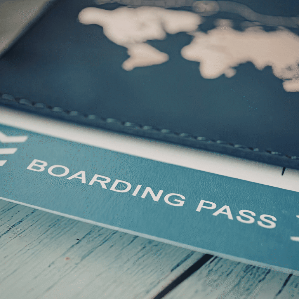 Documenti assicurazione viaggio su tavolo con passaporto e biglietto aereo
