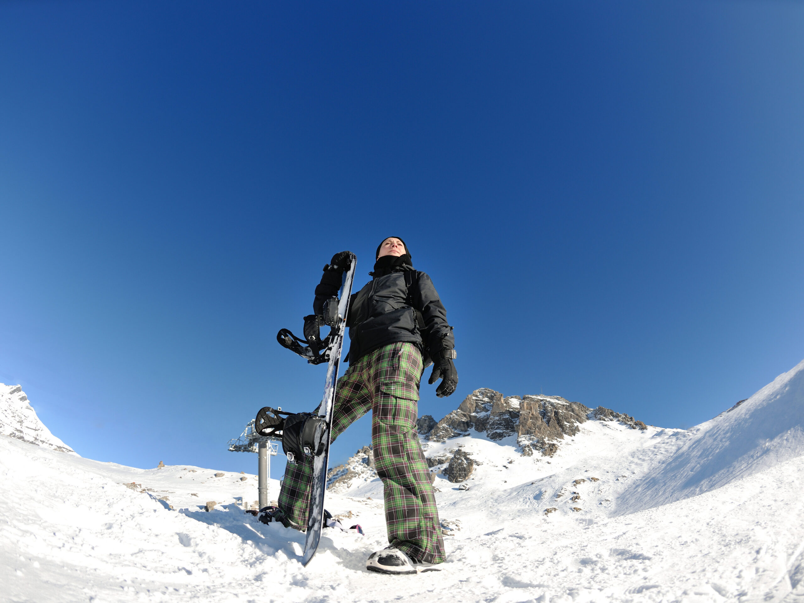 Turista felice con sci a Madonna di Campiglio, Dolomiti innevate