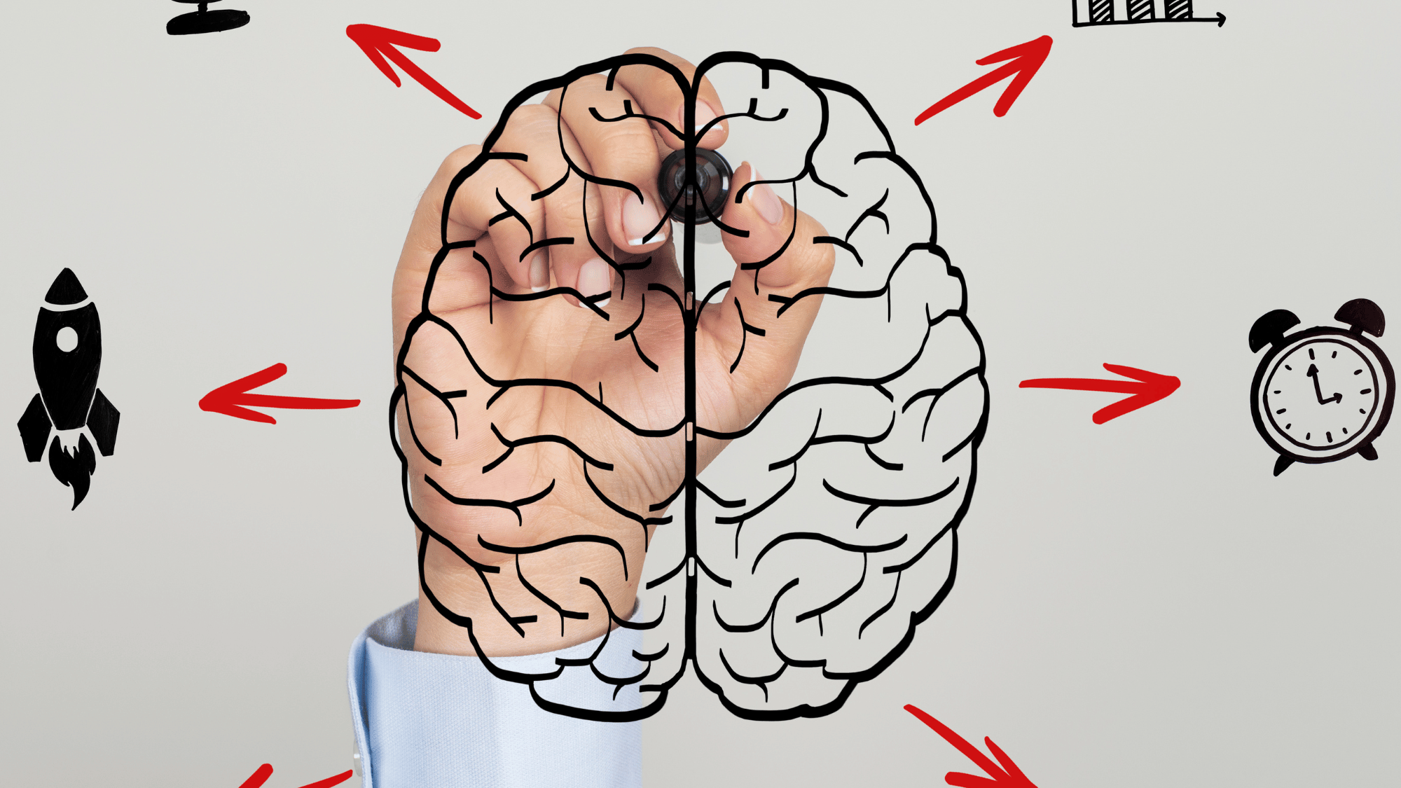 Uomo che disegna un cervello su lavagna con frecce e icone per rappresentare strategia e mentalità finanziaria”