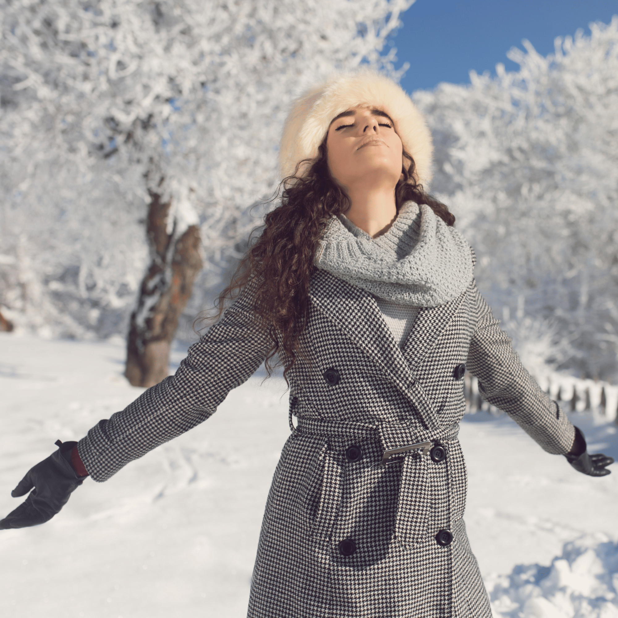 Donna rilassata sulla neve in abbigliamento invernale, godendosi la montagna e il paesaggio innevato