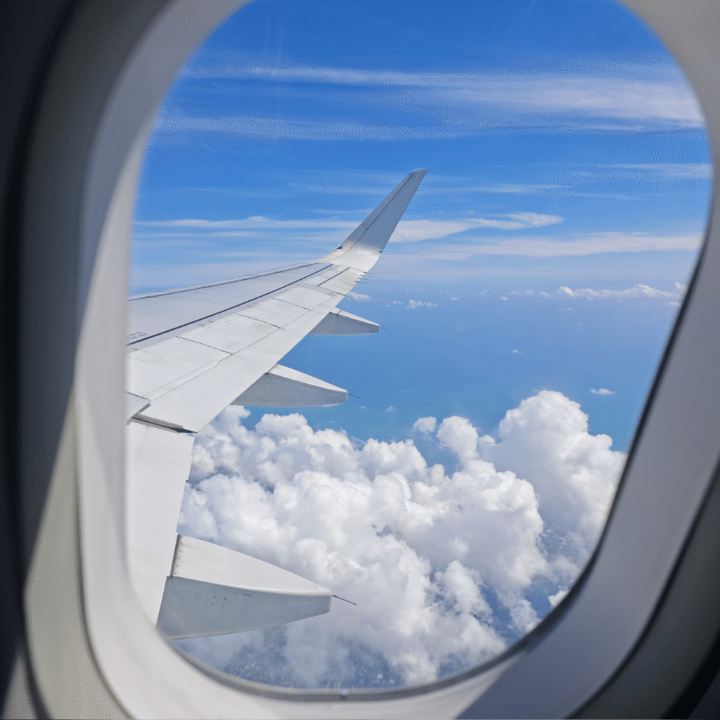 “Vista dall’alto di nuvole e turbolenza in volo
