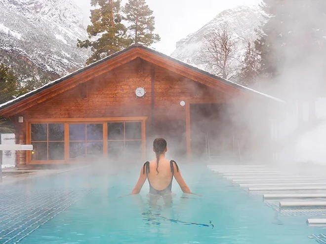 Turista che si rilassano alle terme di Bormio circondata dalla neve