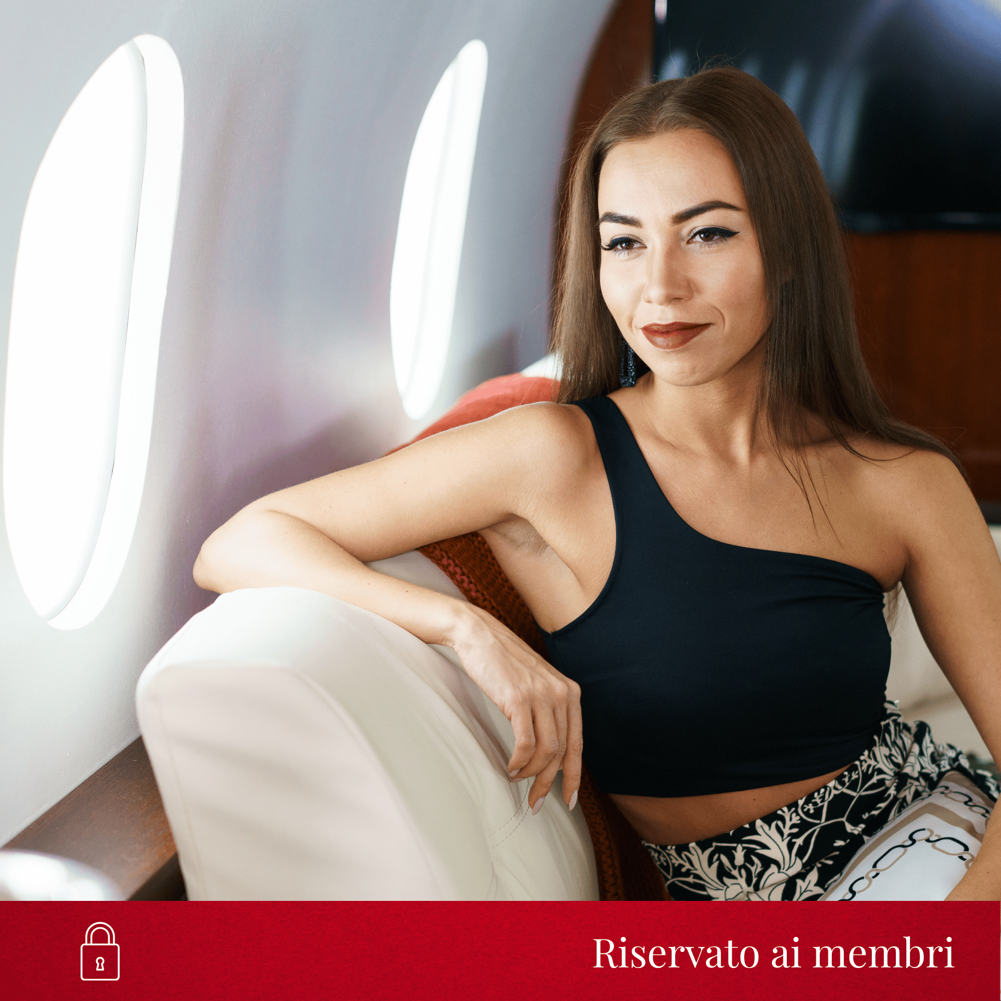 Donna elegante seduta su un jet privato con finestrini panoramici, pronta per il decollo