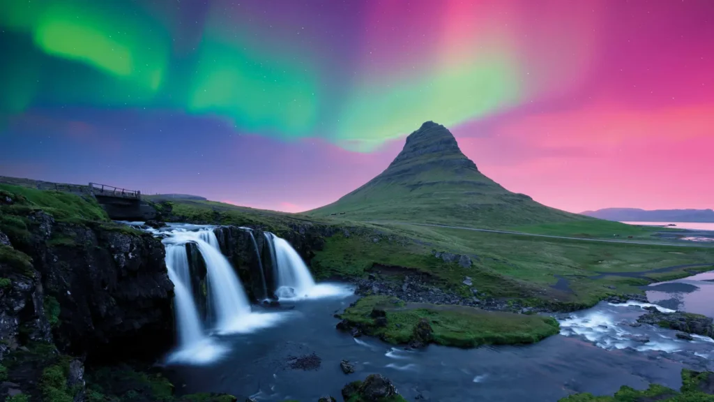 Aurora boreale verde sopra paesaggio innevato in Islanda